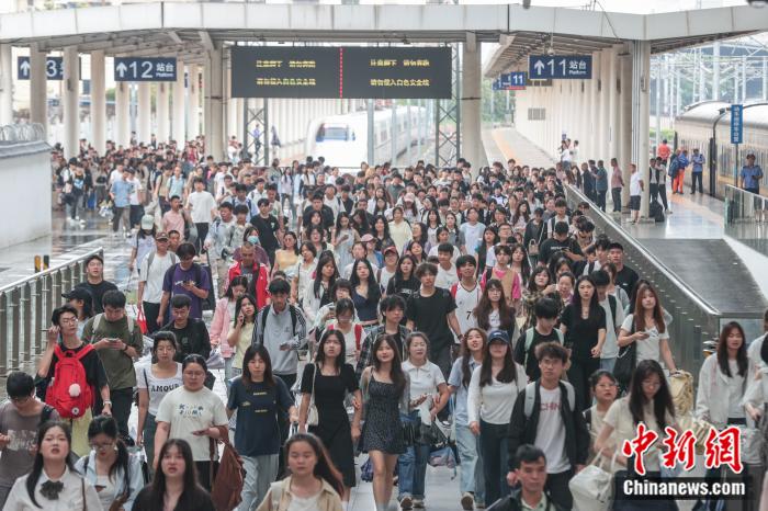 图为5月31日，江西南昌站，旅客从站台上走过。 中新社记者 刘力鑫 摄